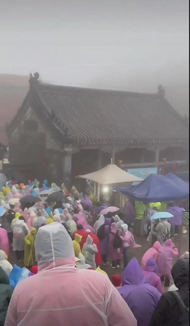 人在囧途！气温骤跌近0℃，99元山顶坐着过夜，厕所挤满人？知名景区连发公告（组图） - 2