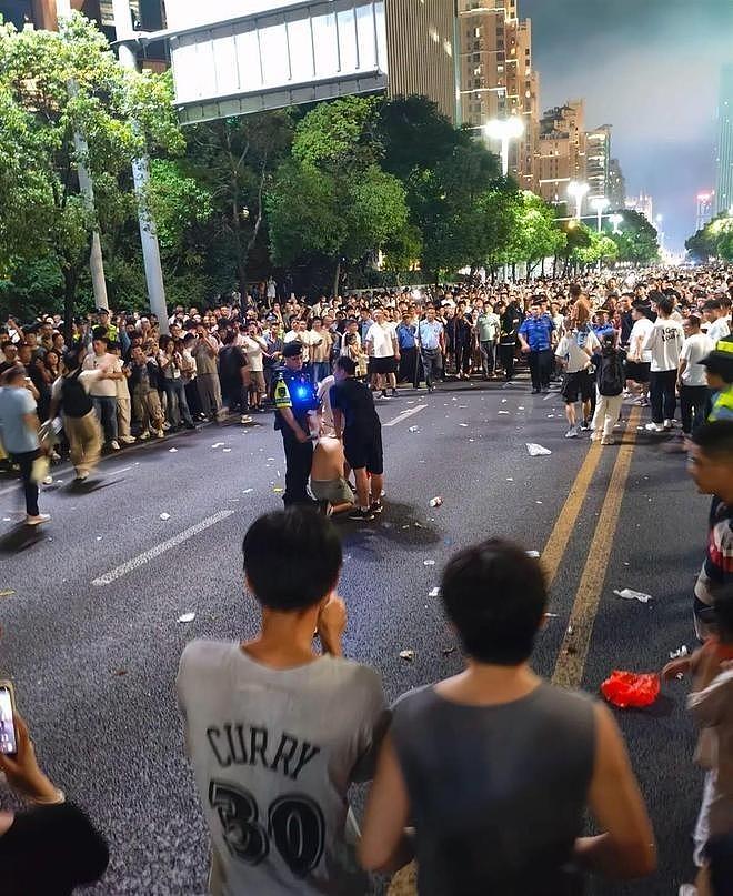 江西纹身男持刀？路人踹倒扭送警方，真相反转都懵了（组图） - 1