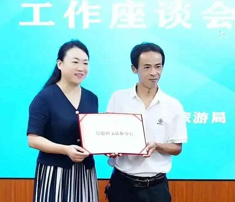 鸡排哥霸榜热搜却累出“痛苦面具”!网红城市如何让流量变留量?(组图) - 3