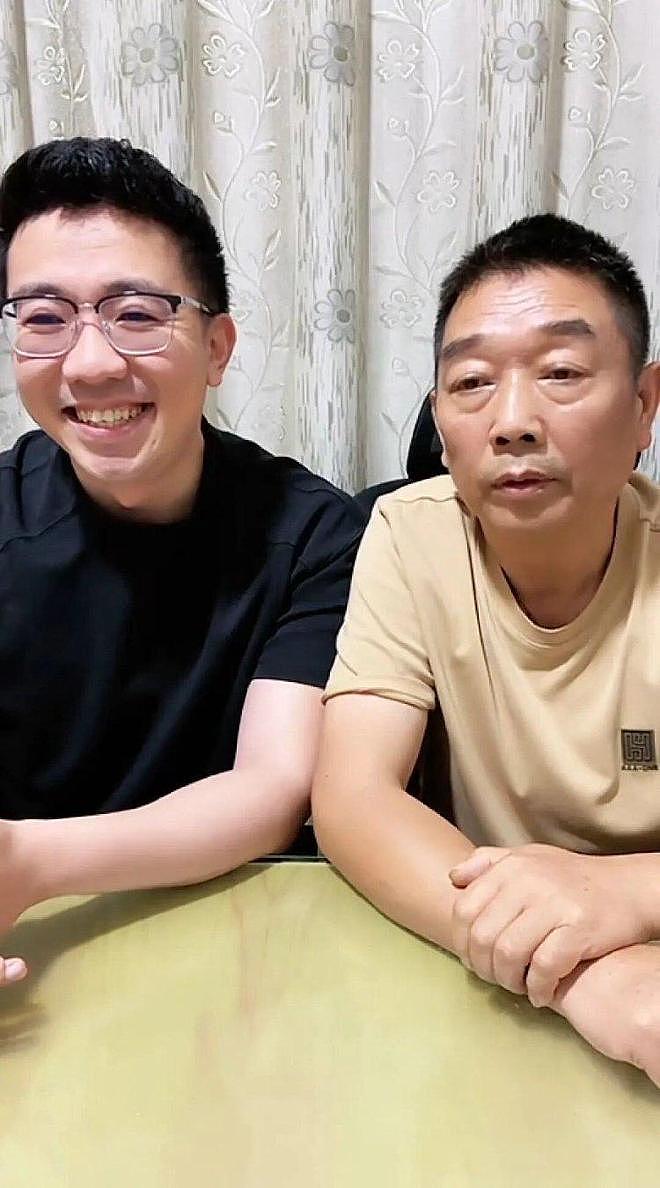 章莹颖男友国庆探望章父并协助直播，网友劝其早点结婚，本人回应（组图） - 1