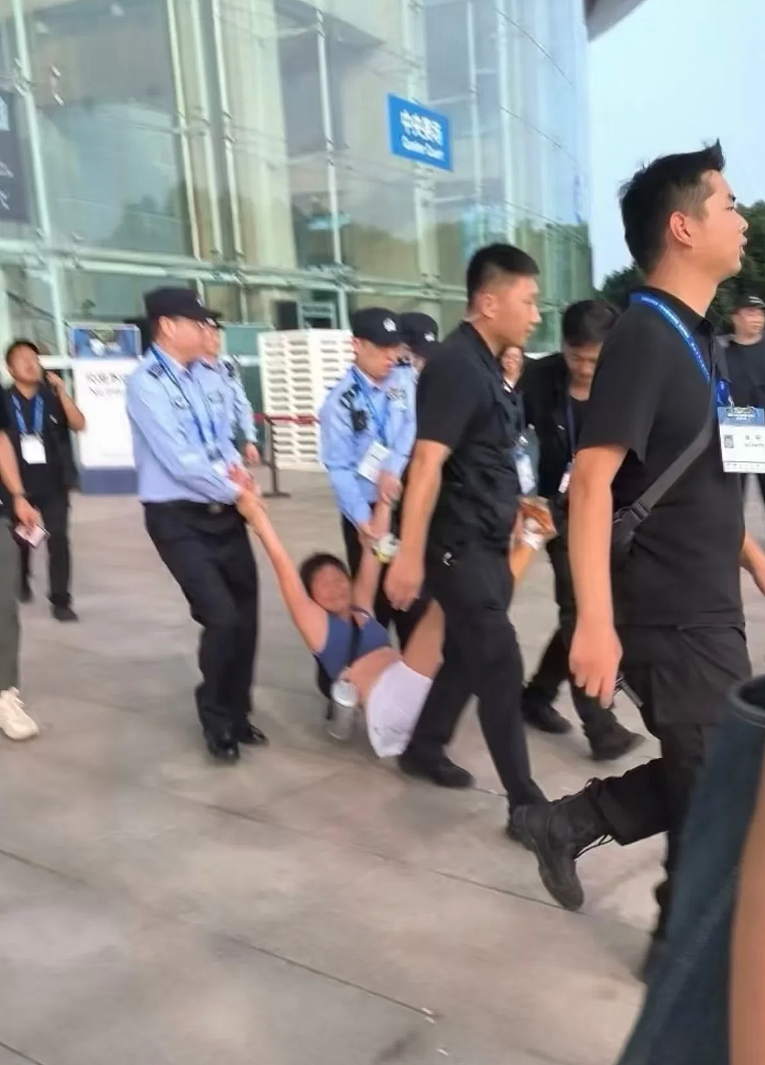 上海大师赛醉酒女被深扒!尖叫撒泼亮外籍证件,社交账号疯狂炫富,评论区已沦陷…(组图) - 12