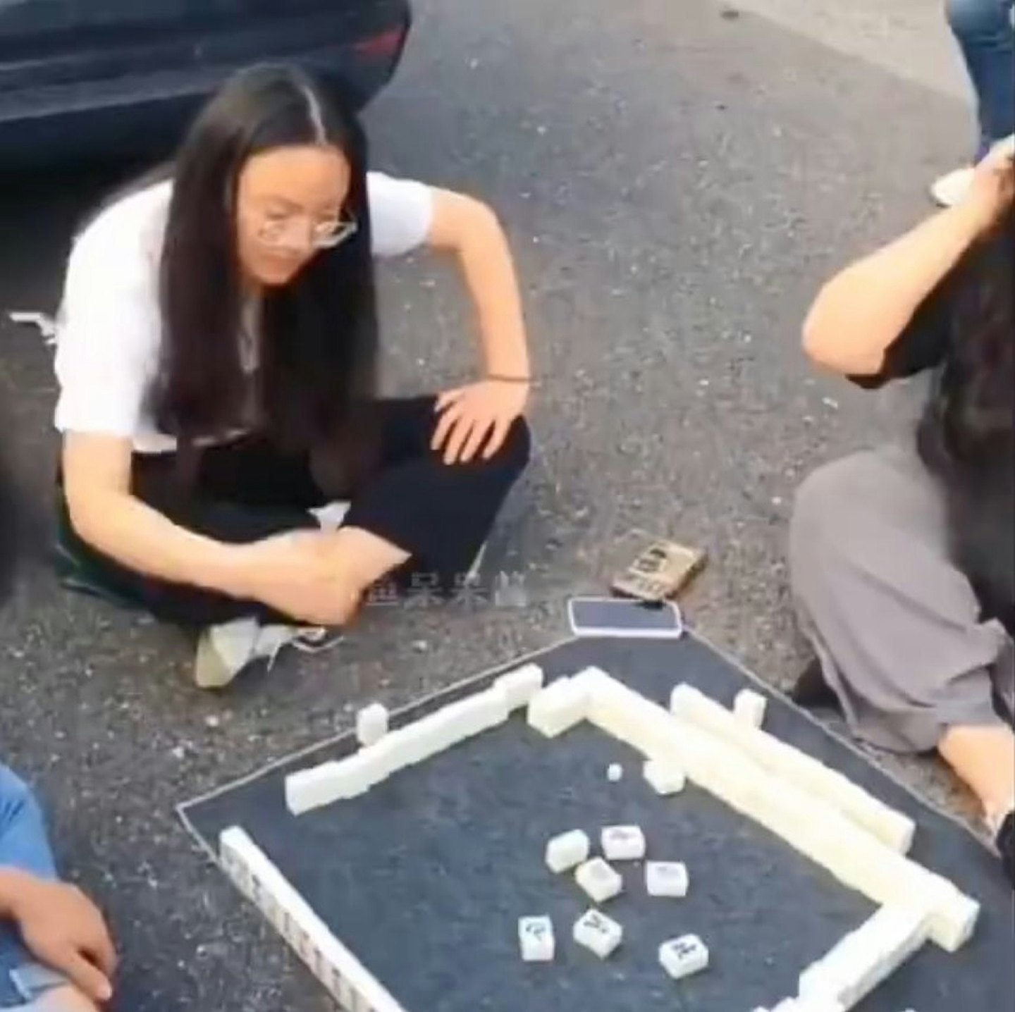 国庆假期塞车奇景:路中心打羽毛球,还有人3分钟钓上大鱼(组图) - 12