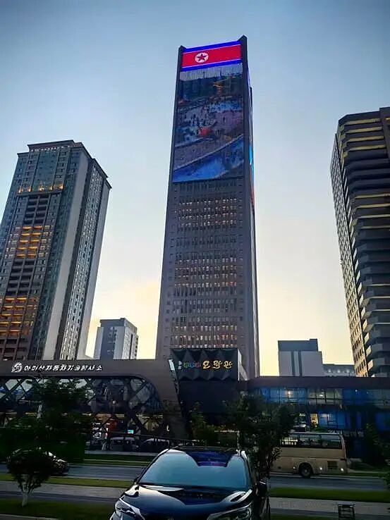 “我亲眼看到平壤私家车遍地，年轻人刷‘支付宝’喝扎啤”（组图） - 1