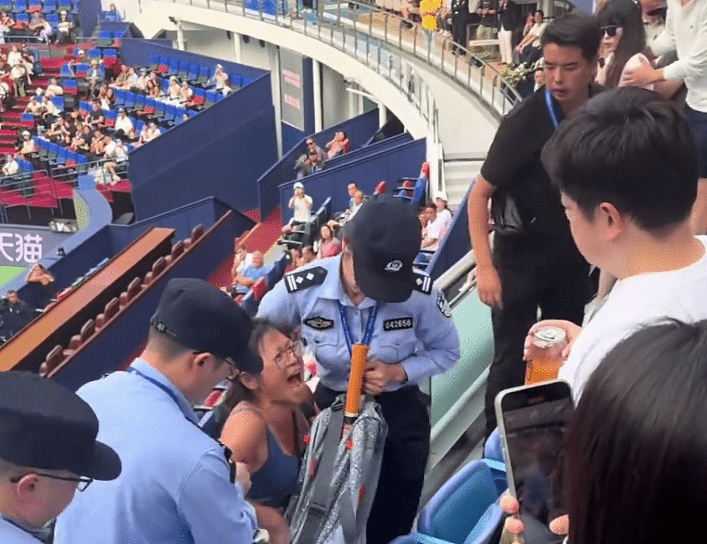 上海大师赛醉酒女被深扒!尖叫撒泼亮外籍证件,社交账号疯狂炫富,评论区已沦陷…(组图) - 5