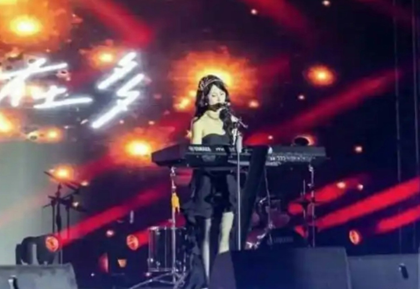 迎新晚会美女老师唱出“超狂高音”震撼全网！获学生封翻版邓紫棋（视频/组图） - 2