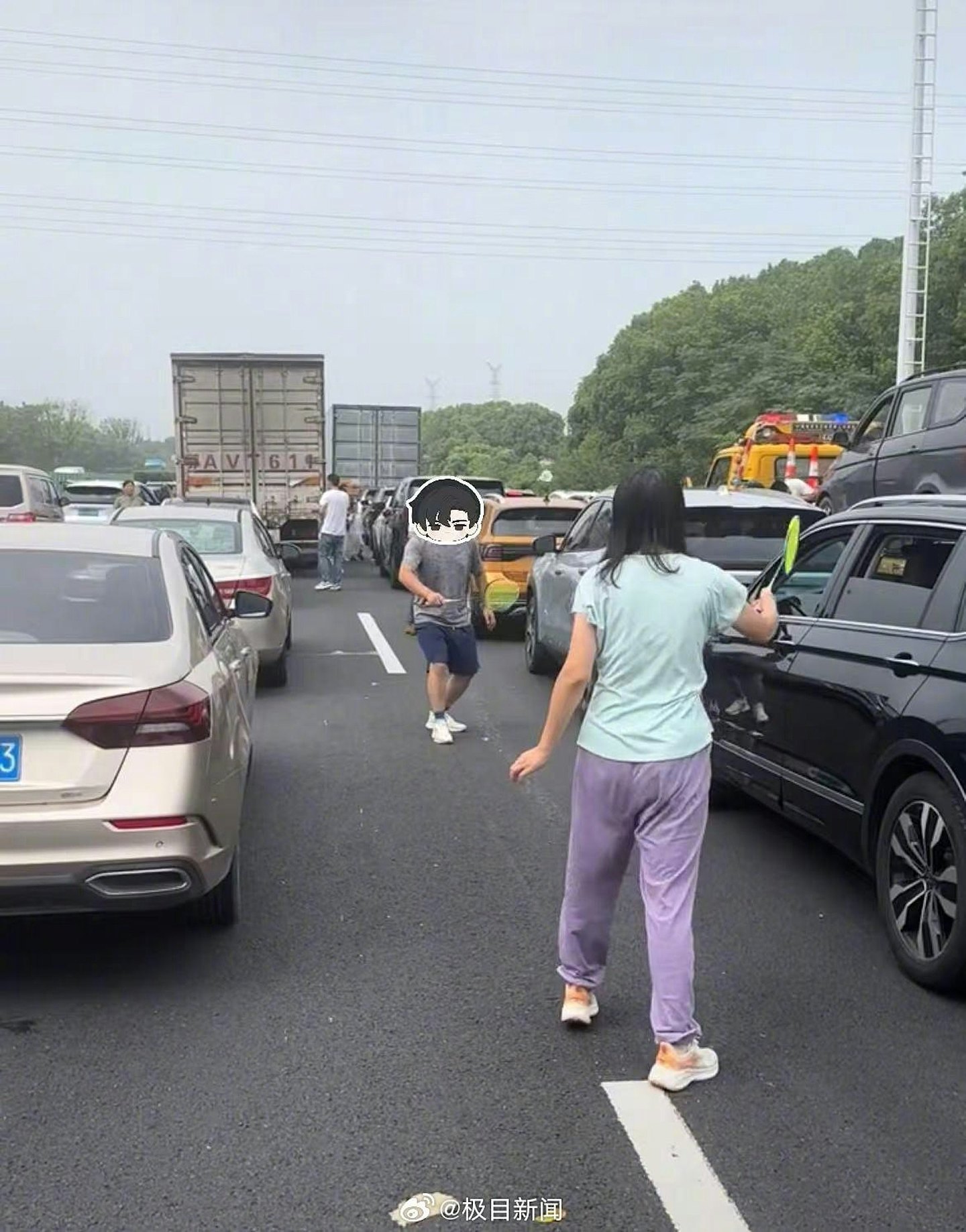 国庆假期塞车奇景:路中心打羽毛球,还有人3分钟钓上大鱼(组图) - 7