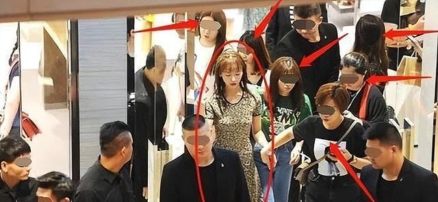 浴缸陪睡、洗内裤接口水、跪地服务…这些明星简直不把助理当人看（组图） - 10