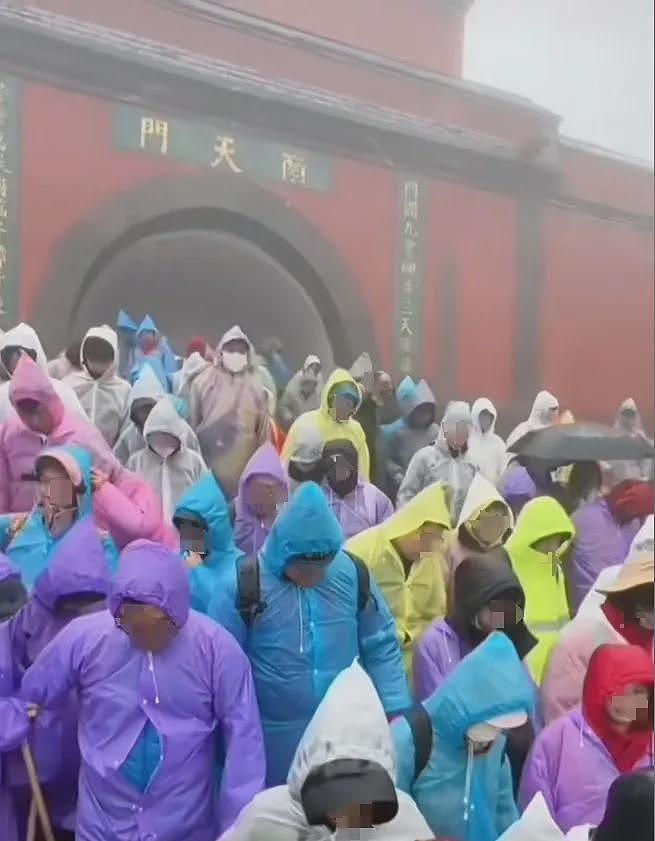人在囧途！气温骤跌近0℃，99元山顶坐着过夜，厕所挤满人？知名景区连发公告（组图） - 1