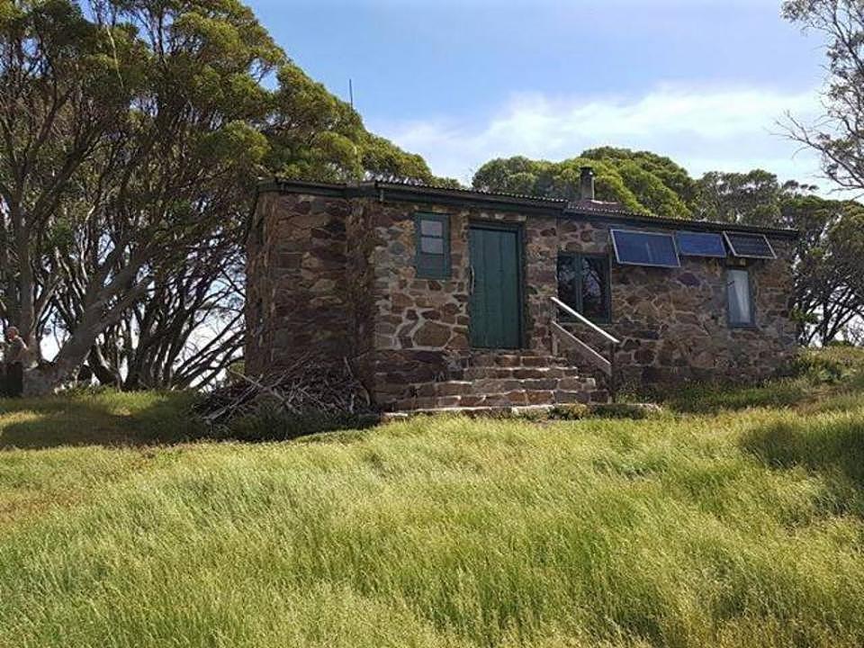 澳洲一对徒步者在高山地区热门小屋边,发现两具年轻女性遗体(组图) - 1
