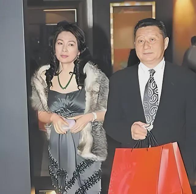 包养情人无数，娶初中同学女儿为妻，玩老婆闺蜜，嗜色如命的富豪（组图） - 17