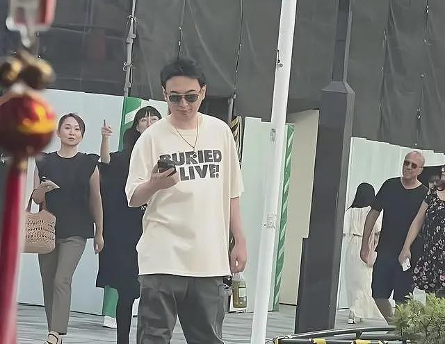 王思聪又恋爱了!新女伴风格大变,穿透视装比懒懒成熟妩媚(组图) - 10