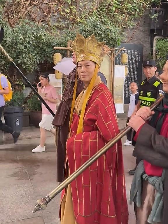 79岁罗家英在杭州景区打工扮演唐三藏，曾4次患癌后已放弃化疗，景区回应（视频/组图） - 1