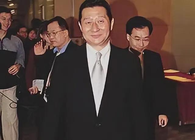 包养情人无数，娶初中同学女儿为妻，玩老婆闺蜜，嗜色如命的富豪（组图） - 5