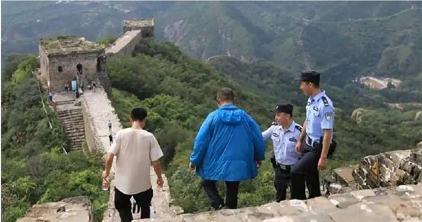 情侣在万里长城刻字画爱心下场惨了！北京密云警方循线逮人（图） - 1