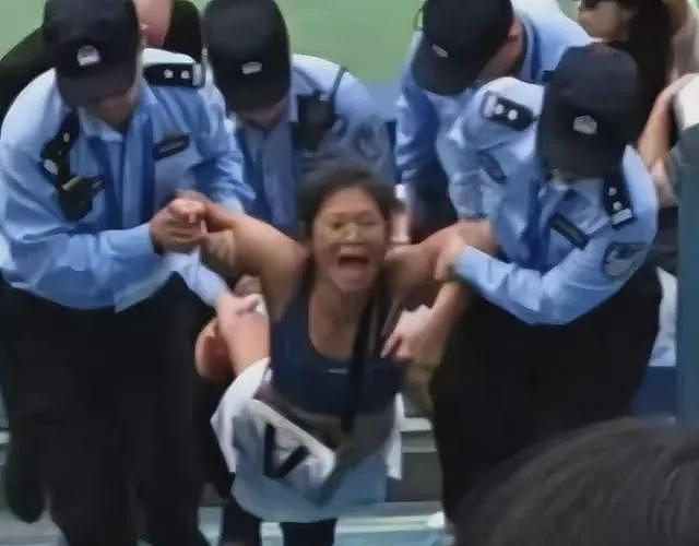 越扒越有!上海闹事网球姐生活奢靡,前男友也不一般,邻居曝更多(组图) - 9