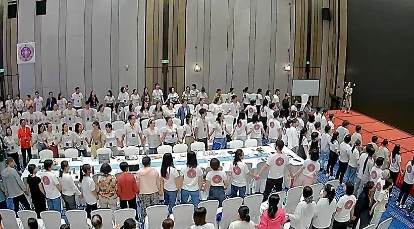 985博士跪拜“尊者”、花费480万:高知女性为何沦为灵修骗局头号猎物(组图) - 1