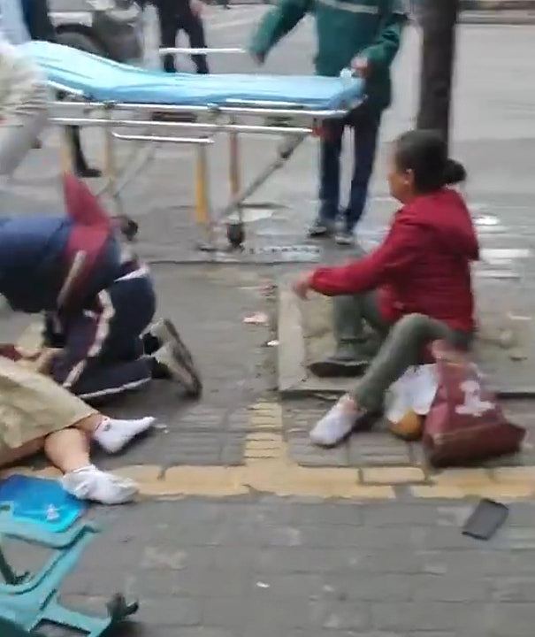 湖北私家车失控冲向地摊，致5死8伤！多名儿童遇难，现场惨不忍睹（视频/组图） - 6