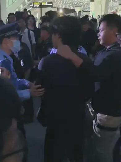 成都漫展Coser被指“辱华”遭围攻！众人大喊：鬼子死绝（视频/组图） - 2