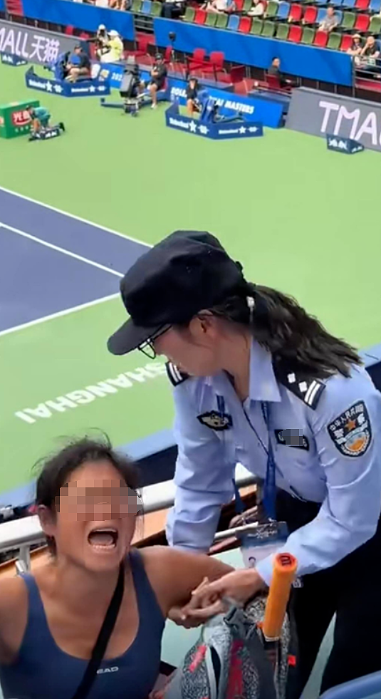 女子网球赛撒泼被抬走，背后家庭背景不一般，老公身份+炫富日常被扒...（组图） - 2