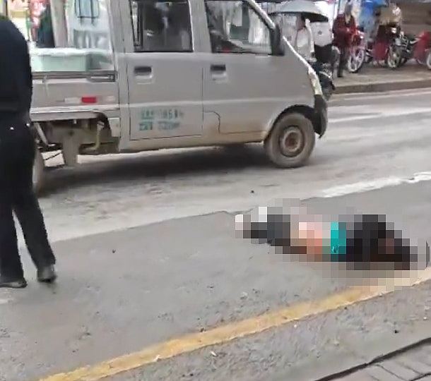 湖北私家车失控冲向地摊，致5死8伤！多名儿童遇难，现场惨不忍睹（视频/组图） - 5
