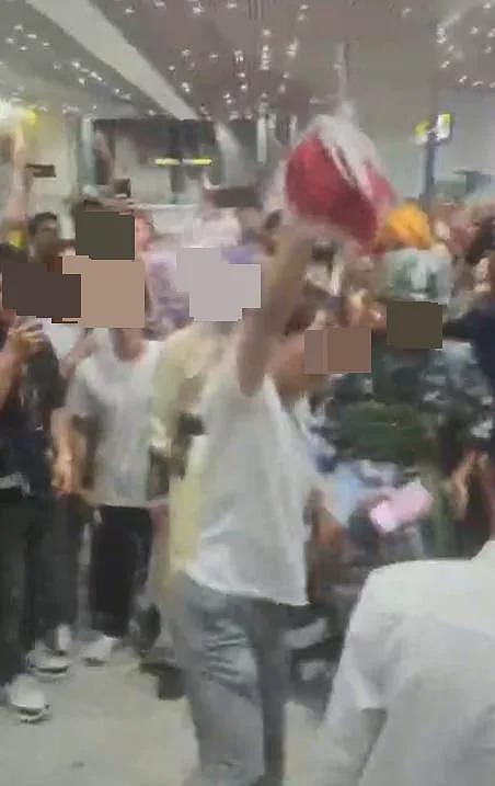 成都漫展Coser被指“辱华”遭围攻！众人大喊：鬼子死绝（视频/组图） - 1
