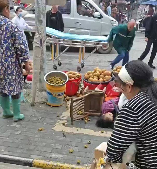 湖北私家车失控冲向地摊，致5死8伤！多名儿童遇难，现场惨不忍睹（视频/组图） - 4