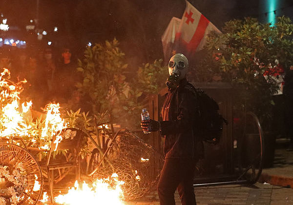 冲总统府！乔治亚万人反政府示威，警射催泪瓦斯水砲赶人（视频／组图） - 4