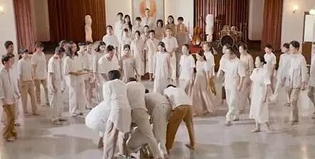 985博士跪拜“尊者”、花费480万：高知女性为何沦为灵修骗局头号猎物（组图） - 2