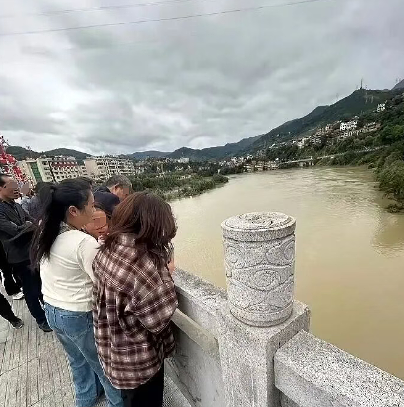 疑似新郎因女方临时加彩礼跳河！现场新娘数钱视频流出太窒息…（组图） - 2