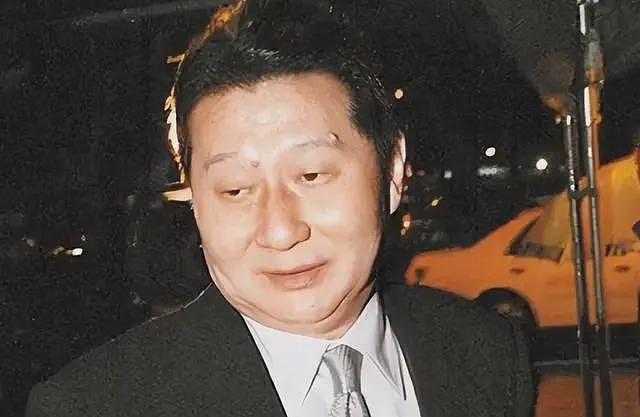包养情人无数，娶初中同学女儿为妻，玩老婆闺蜜，嗜色如命的富豪（组图） - 6