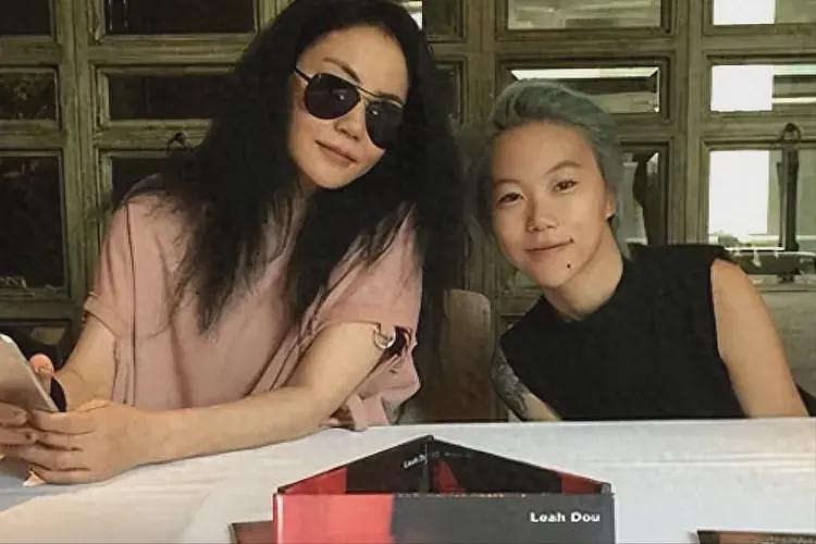 窦靖童：妈妈的钱多到花不完，穷困潦倒的父亲，成了她最大的痛苦（组图） - 5