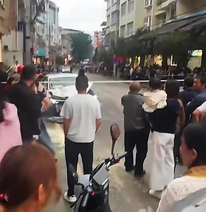 湖北私家车失控冲向地摊，致5死8伤！多名儿童遇难，现场惨不忍睹（视频/组图） - 7