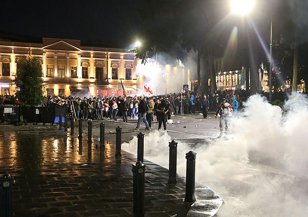 冲总统府！乔治亚万人反政府示威，警射催泪瓦斯水砲赶人（视频／组图） - 1