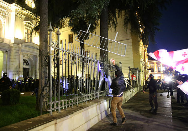 冲总统府！乔治亚万人反政府示威，警射催泪瓦斯水砲赶人（视频／组图） - 2
