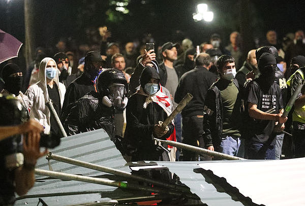 冲总统府！乔治亚万人反政府示威，警射催泪瓦斯水砲赶人（视频／组图） - 6