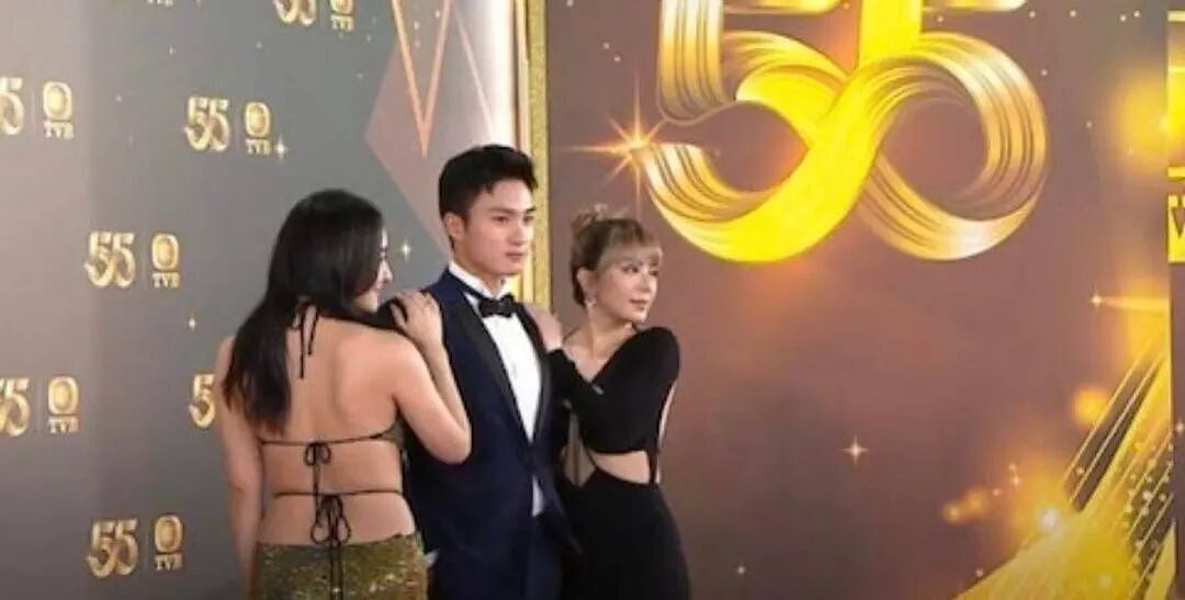 TVB小花晒与绯闻男友亲密照，显丰满上围，新剧与张智霖有感情戏（组图） - 1