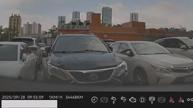 停车1小时后“汽车突然自己启动行驶”！中国驾驶杠上极氪（视频/组图） - 1