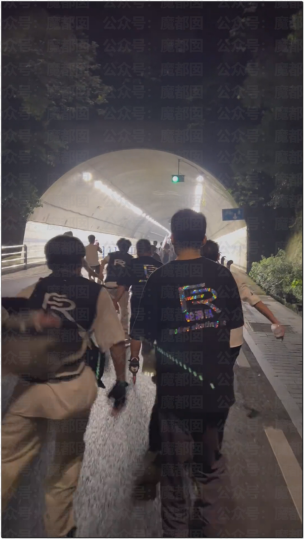 杭州多名年轻俊男美女隧道里公然聚众，无保护措施玩滑轮引发众怒！（视频/组图） - 4