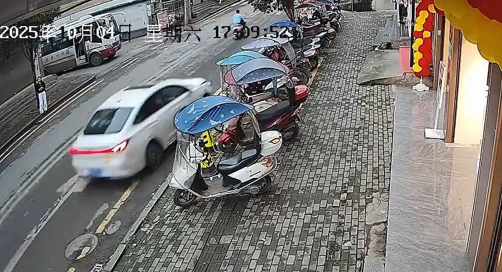 湖北私家车失控冲向地摊，致5死8伤！多名儿童遇难，现场惨不忍睹（视频/组图） - 1