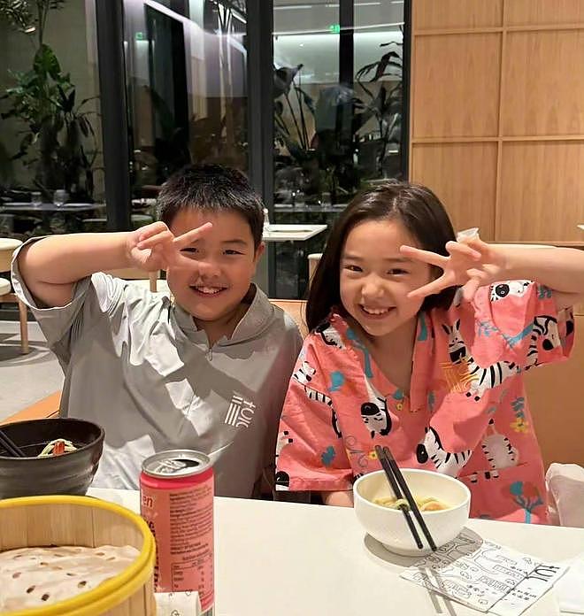 董璇二婚,火了仨人?小酒窝频繁露脸被批营销过度,未来何去何从(组图) - 9