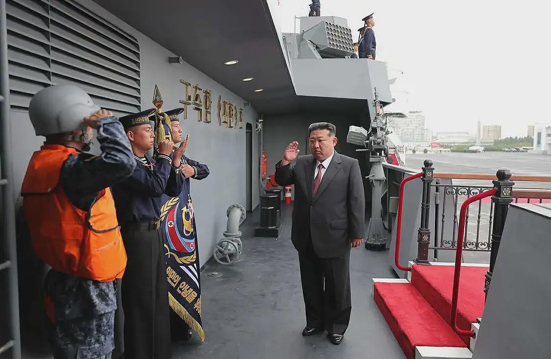金正恩登上“崔贤”号驱逐舰进行参观（组图） - 2