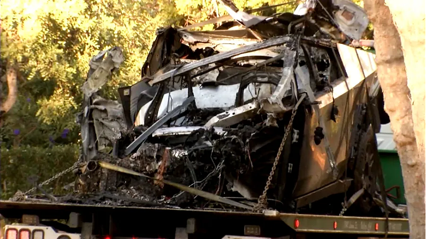 特斯拉再陷争议！车主怒斥Cybertruck“生死门”设计缺陷，关键时刻打不开？（组图） - 3