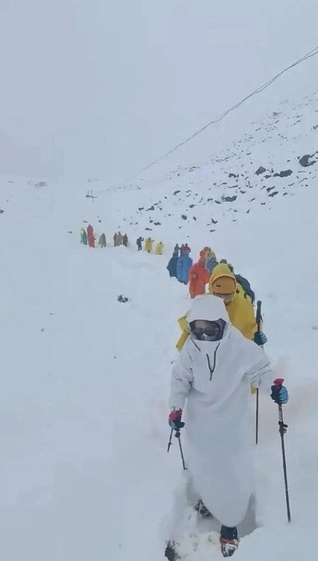 西藏珠峰遇最强暴雪，千人受困帐篷被压塌，近600登山者获救撤离（组图） - 1