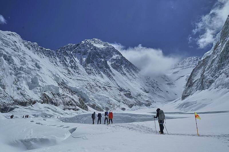 圣母峰西藏侧刮起暴风雪，中国上千名登山客受困（视频/组图） - 1