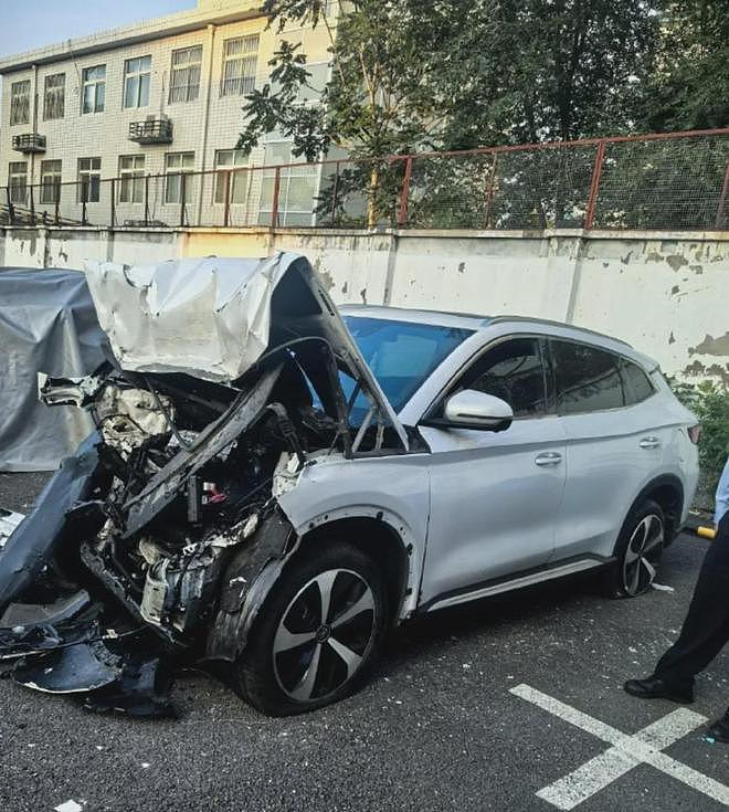 陈震车祸比亚迪车主妻子发声：丈夫多处骨折！陈震回应：全力配合、做好后续工作、补偿损失（组图） - 9
