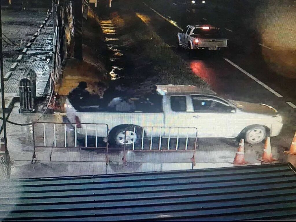 突发!泰国金店遭劫,10人黑衣持械抢400万黄金,还抛炸弹逃了(组图) - 6