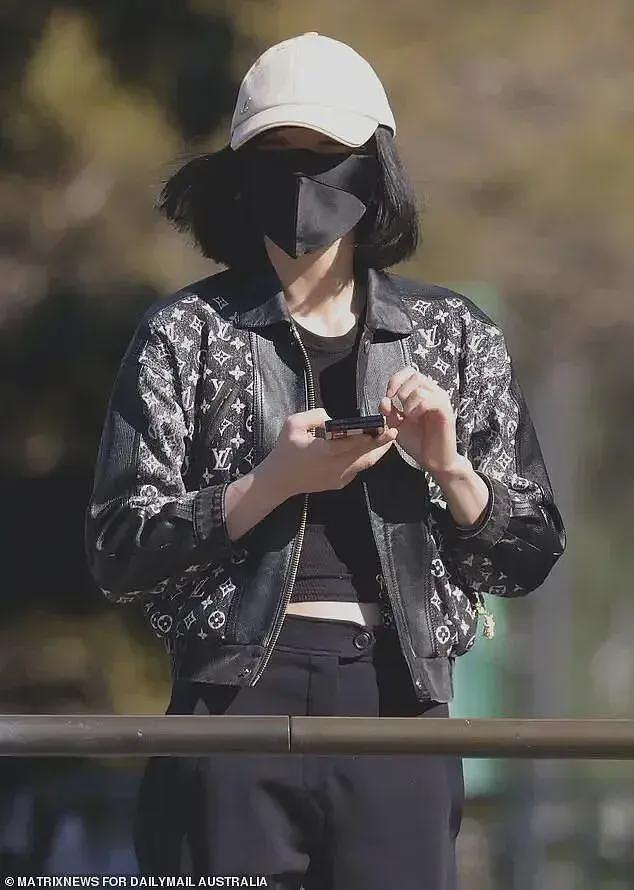 杨兰兰的奢华生活!同学透露她去购物,会包下整家香奈儿、LV店(组图) - 8
