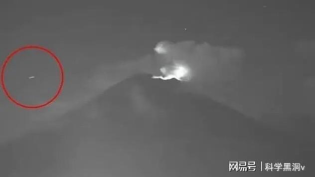 墨西哥火山上空现不明飞行物，似UFO舰队，专家：或有虫洞入口（组图） - 3