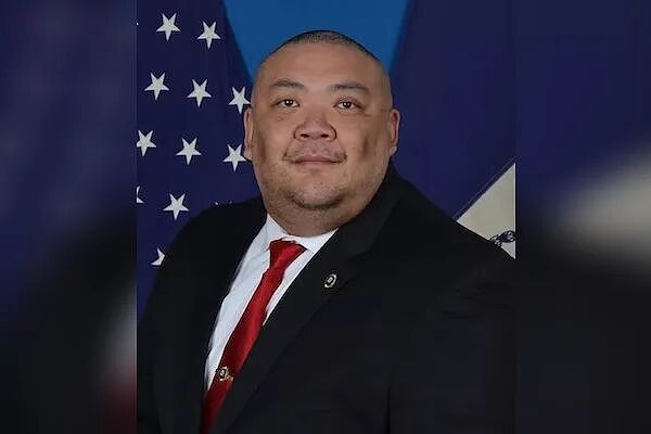 华裔警员冒充特朗普保镖…弹匣不慎落地，被真保镖瞬间制服！原因“单纯”到令人羞愧（组图） - 1