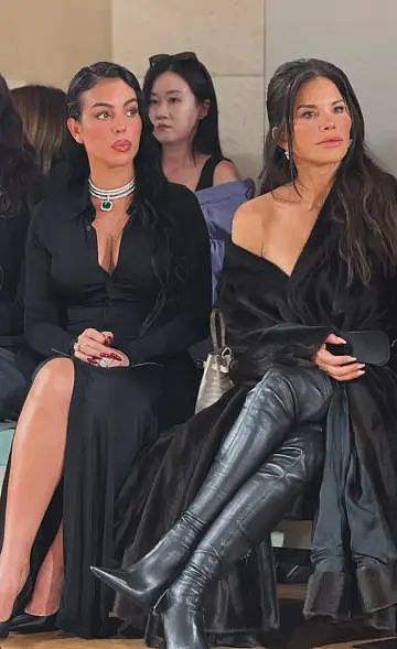 贝索斯新妻和C罗未婚妻秀场同框,齐秀扎眼“鸽子蛋”,却惹争议(组图) - 1